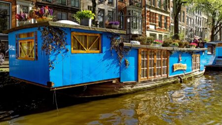 Houseboat Insurance: Costs, Rental & Coverage Guide
