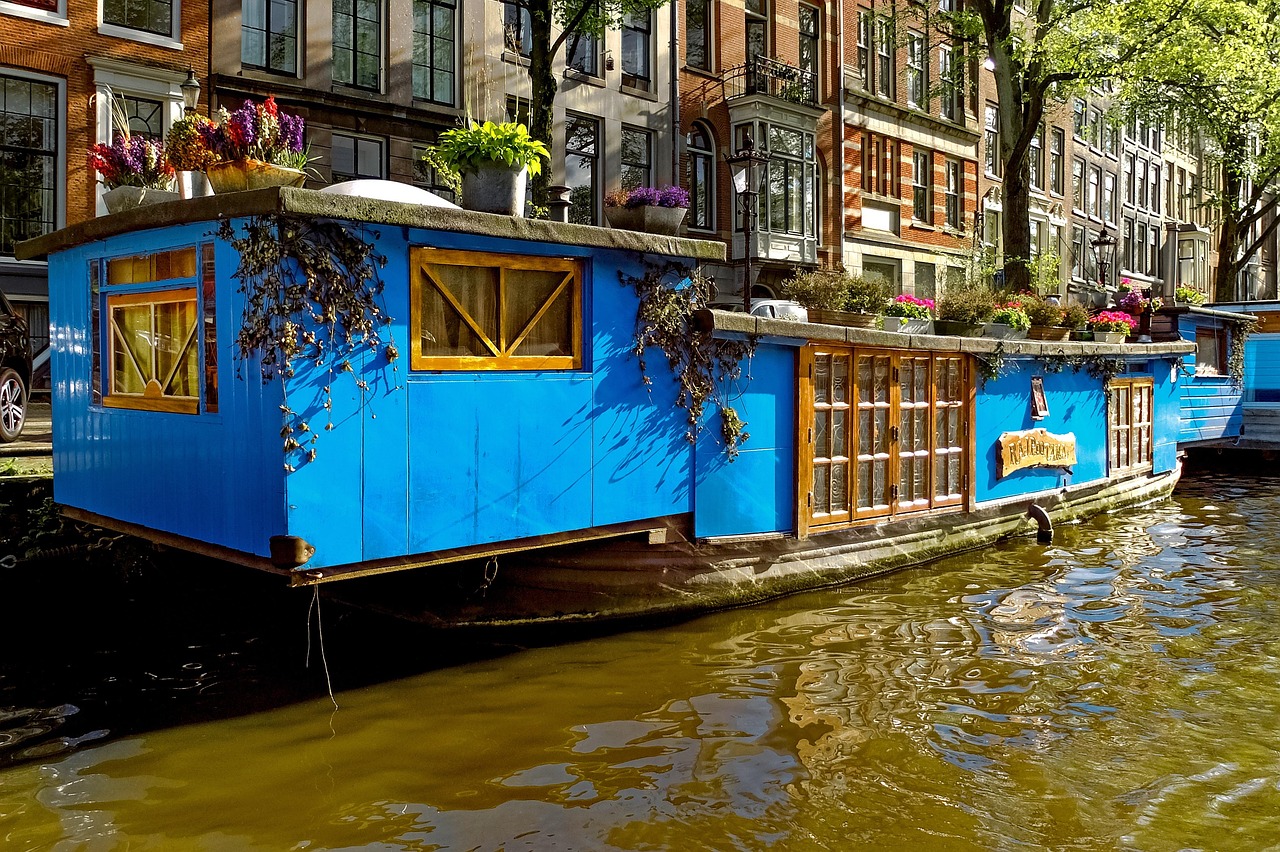 Houseboat Insurance: Costs, Rental & Coverage Guide